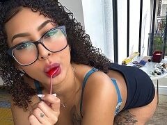 Novinha Curly Angel pelada se exibindo e se masturbando com consolo