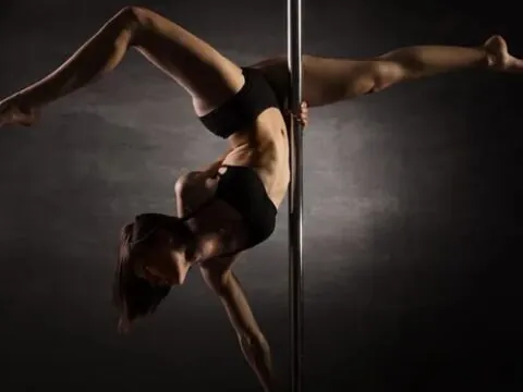 A ninfeta no Pole Dance – Conto Erótico