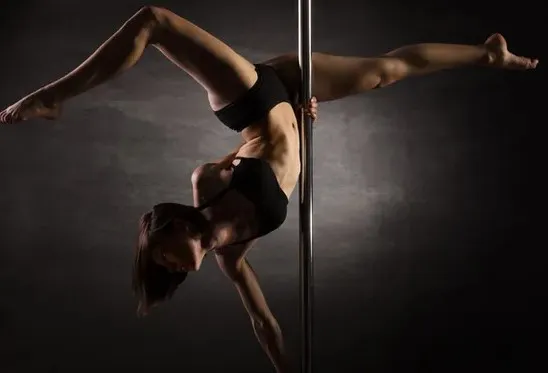 A ninfeta no Pole Dance – Conto Erótico