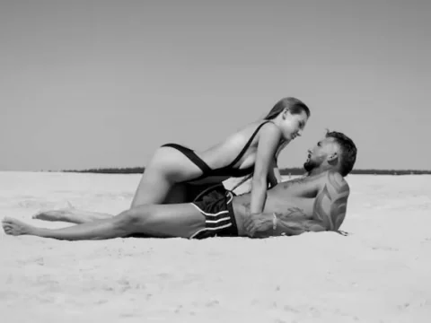 O clima esquentou na praia a noite – Conto erótico