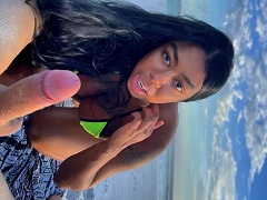 Pocahontas Carioca fazendo sexo intenso na praia