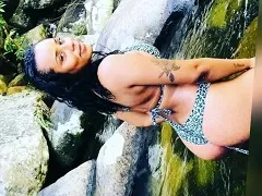 Casada safada faz fotos caseiras da bucetinha e dos peitos lindos