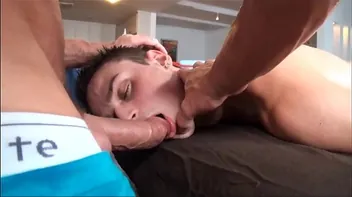 Gay boqueteiro engolindo a rola grossa do namorado