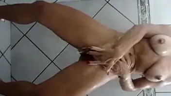 Safada greluda de Pernambuco se exibindo no banheiro tocando uma sirirca deliciosa
