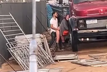 Flagra de sexo amador em Pernambuco com uma ninfeta fodendo escondida atrás do caminhão