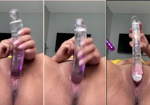 Lorraine se masturbando e metendo com um consolo