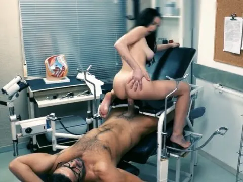 Pornôzinho doido com um médico e sua paciente gostosa