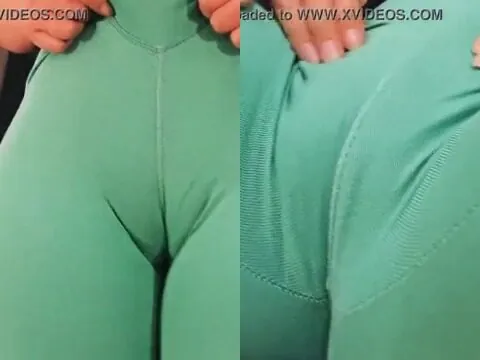 Argentina mostra a buceta suculenta saindo da legging justa no sofá