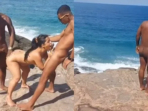 Bruna Lopes dando para dois negões na praia do Rio de Janeiro