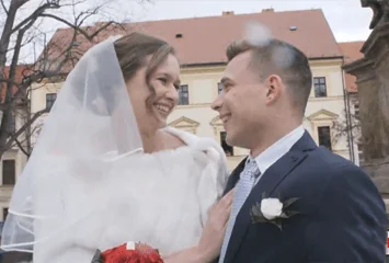 Casal não tem dinheiro para pagar a sessão de fotos e o marido deixa a esposa mamar no fotógrafo pra pagar ele