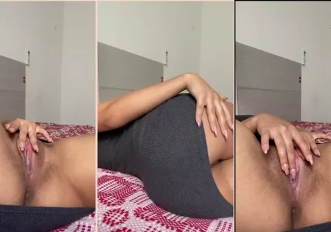 Gostosa da Paraíba com um vestidinho curto deitada na cama e masturbando a bucetinha