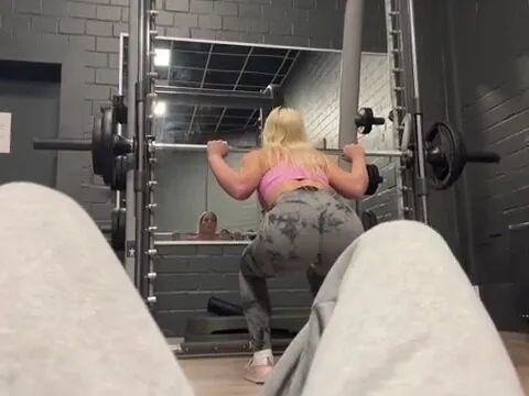 Loira safada faz um boquete gostoso na academia e me faz gozar gostoso