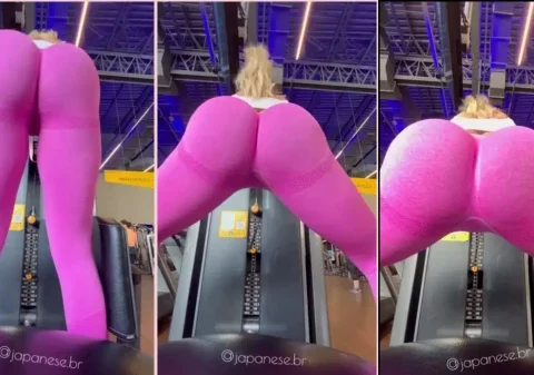 Loirinha deliciosa com uma calça legging apertadinha na academia
