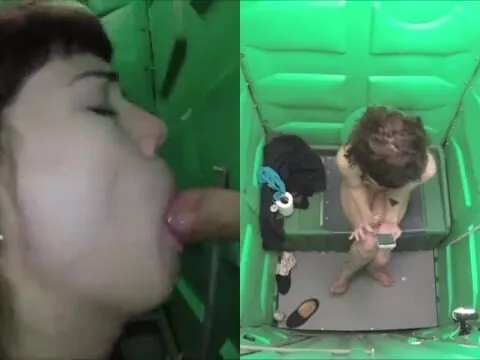 Mulher safada fazendo sexo oral dentro do banheiro químico
