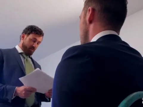 Colegas de trabalho se pegando e gemendo alto no escritório
