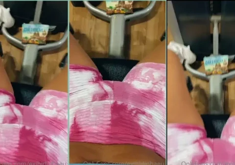 Gostosa na academia mostrando o shortinho enfiado na sua bucetinha
