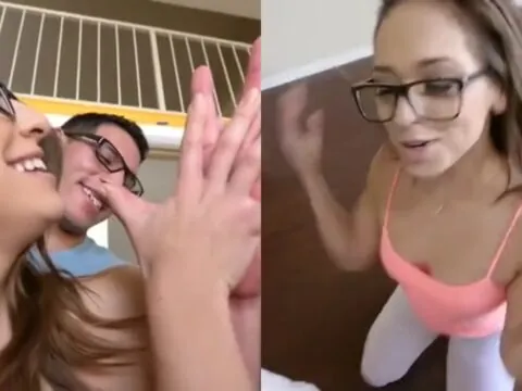 Loira novinha arregaçando o cuzinho apertado no quarto