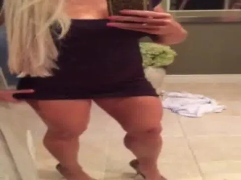 Loira safadinha abre as pernas e masturba a bucetinha gostosa em frente ao espelho