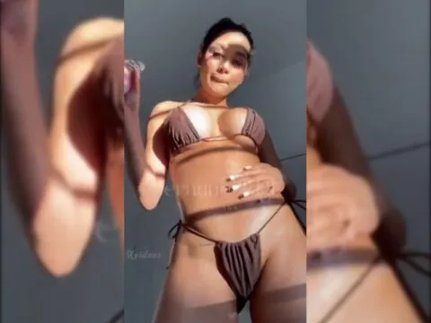 Morena Fernandaldgf tesuda exibe corpão sensual com óleo quente