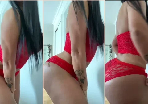 Morena rabuda do onlyfans usando uma lingerie vermelha e transparente