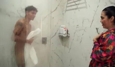 Novinho safado comendo a sua madrasta gostosa depois dela espiar ele no banheiro