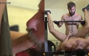 Aluna safada dando o cu pro instrutor da academia enquanto rebola gostoso