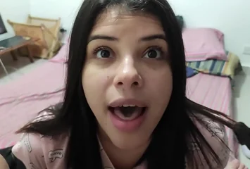 Morena chupando a pica do vizinho e engolindo porra