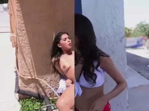 Morena safada sentando forte no pau grosso em público até gemer alto