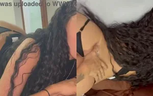 Novinha safada chupando com gosto e cavalgando no pau grosso até gemer alto