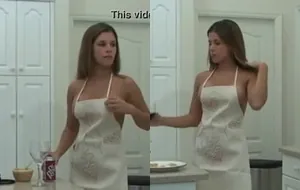 Novinha safada de calcinha rebolando na cozinha até ficar molhada