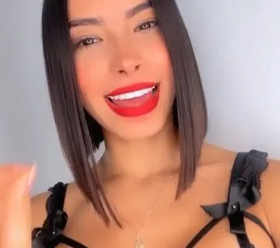 Peituda safada cavalgando forte no pau grosso até gozar alto