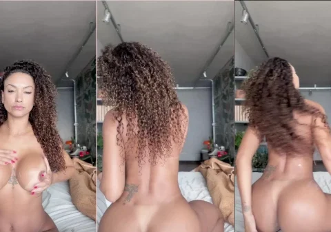 Popozuda do cabelo cacheado exibe seios e bunda