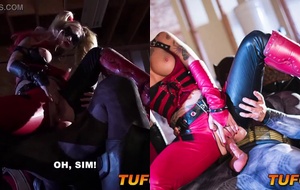 Arlequina safada empinando o rabo e gemendo enquanto Batman goza dentro dela em foda amadora