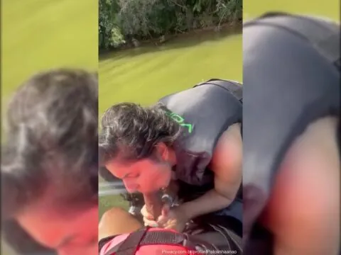 Cacheada novinha gozando nos peitos no jetski com pistolinha