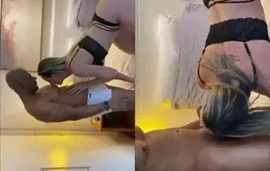 Casada de BH faminta pela rola do porteiro, chupando com vontade no corredor do prédio