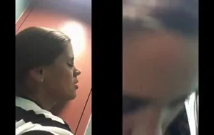 Casal safado transando no banheiro da rodoviária e gemendo alto