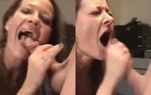 Coroa safada empinando o rabo e gemendo alto enquanto é comida de quatro no sofá