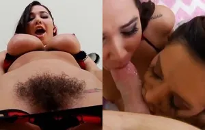 Duas novinhas disputando quem engole mais fundo e faz gozar primeiro