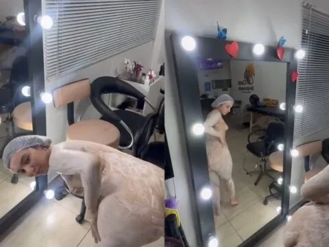 E-girl peladinha mostrando a buceta rosada e depiladinha