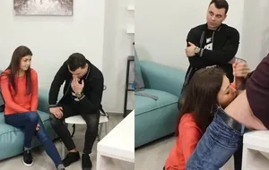 Esposa safada sendo comida pelo agiota enquanto marido corno assiste de joelhos