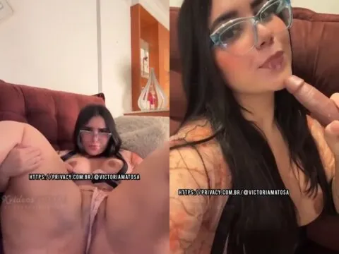 Gostosa cavalgando dildo grosso na buceta melada até gozar gostoso
