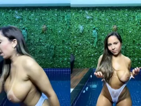 Gostosa de Balneário camboriú mostrando as tetas e a buceta molhada