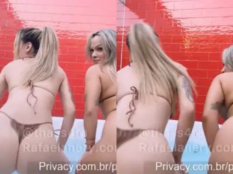 Loira cavala rebolando gostoso na praia e tirando o biquíni com tesão