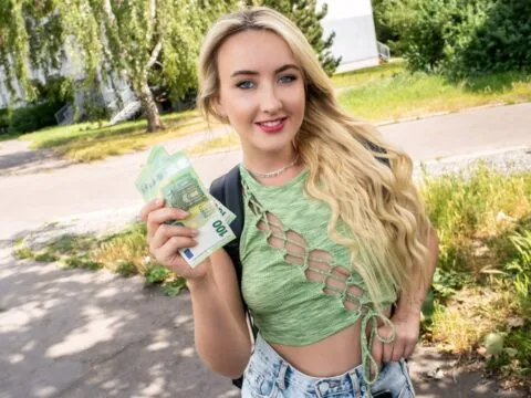 Loira do job libera bucetinha rosa pro cliente rico