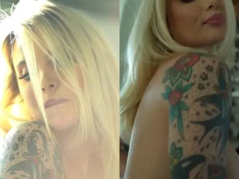 Loira peituda pelada ensaiando sensual com corpo escultural e seios saltando