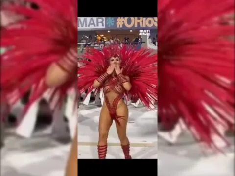 Loira safada pagando peitinho e empinando o rabo no carro