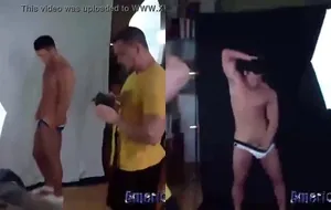 Maromba sarado batendo punheta com o pau latejando e gozando forte