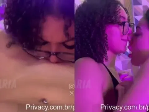 Morena fogosa e amiga cacheada se esfregando na cama até gozar