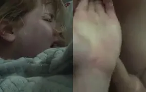 Morena fogosa gemendo alto enquanto sente prazer incontrolável na cama