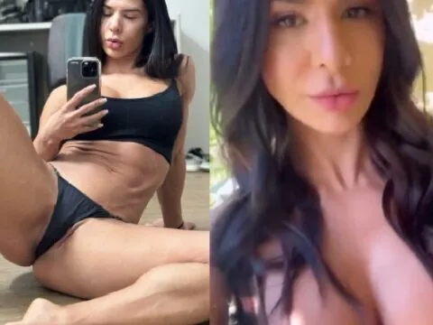 Morena linda mostrando a calcinha socada na bucetinha